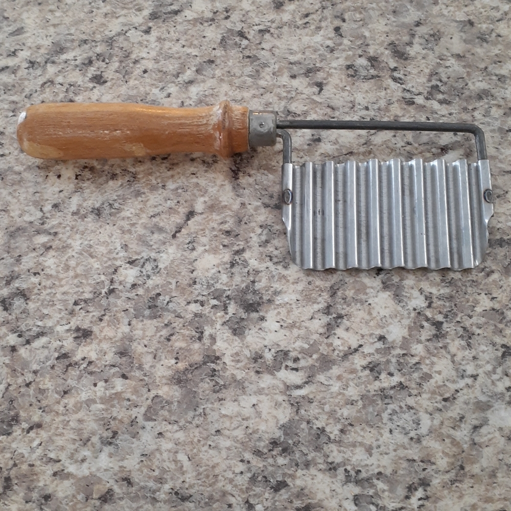 Vintage Pre-owned Crinkle Cutter